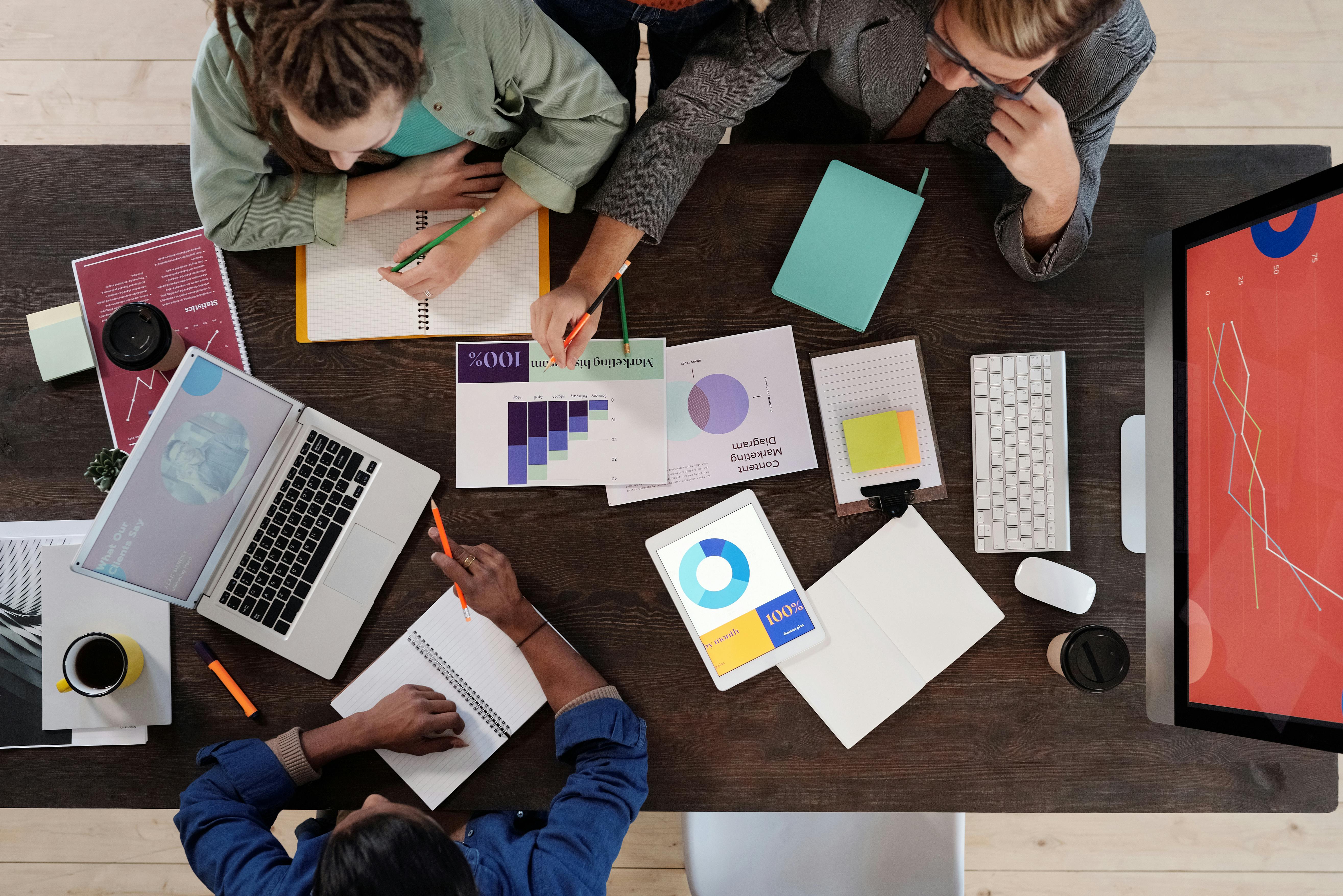 Equipo analizando procesos empresariales y soluciones tecnológicas